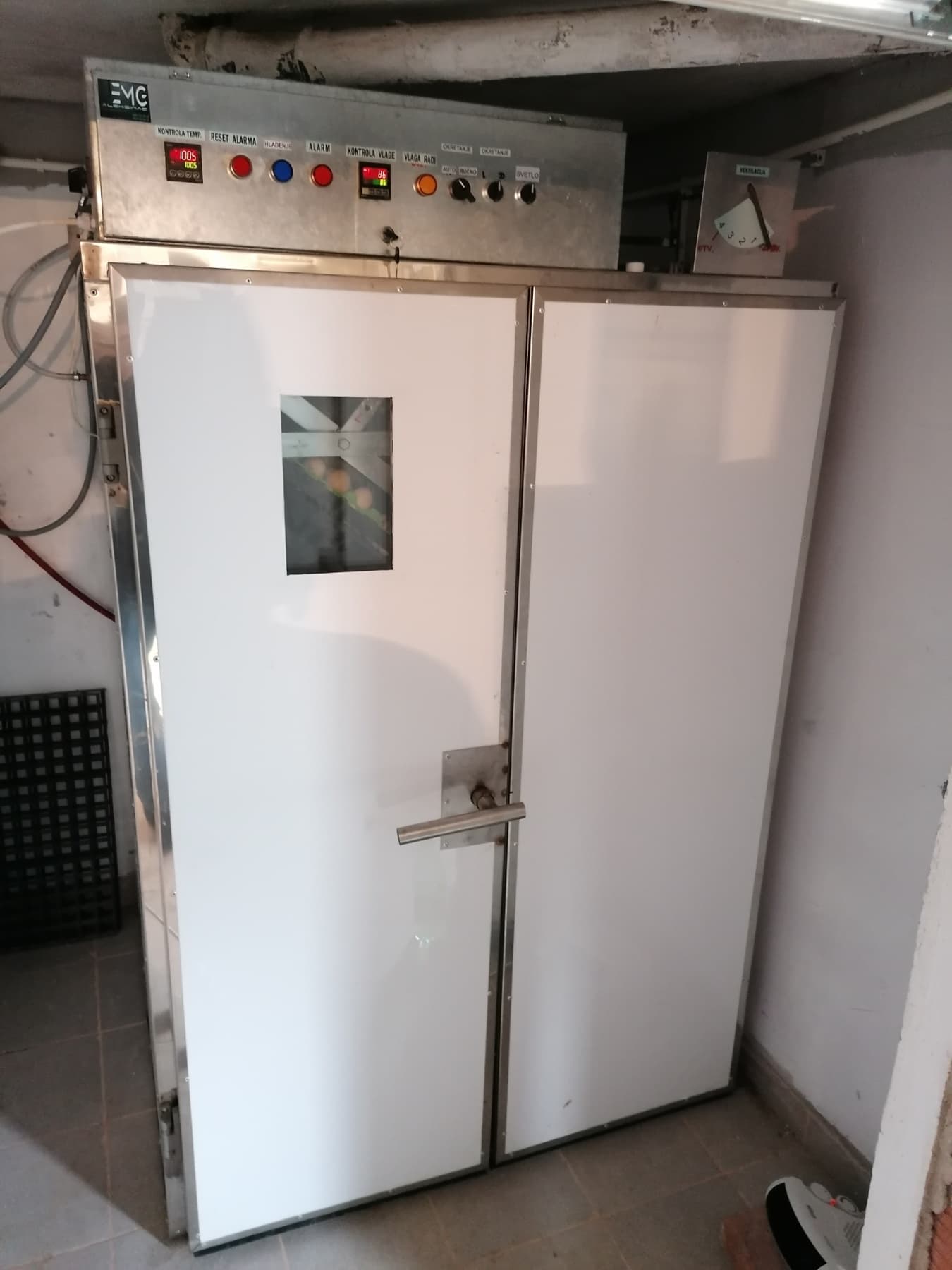 Inkubator sa kontrolnom tablom za temperaturu, vlagu i okretanje jaja